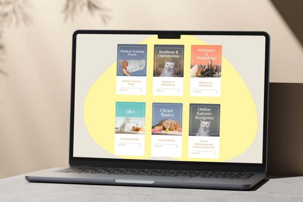 Computer mit dem Clicker Cat Club als Hintergrund